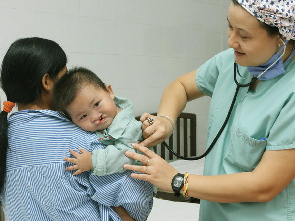Phẫu thuật miễn phí cho 59 trẻ bị tật khe hở môi, hở vòm miệng ảnh 1