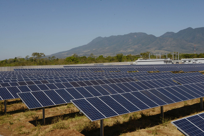 Mỹ hỗ trợ tiền cho các hộ gia đình sử dụng năng lượng tái tạo ảnh 1