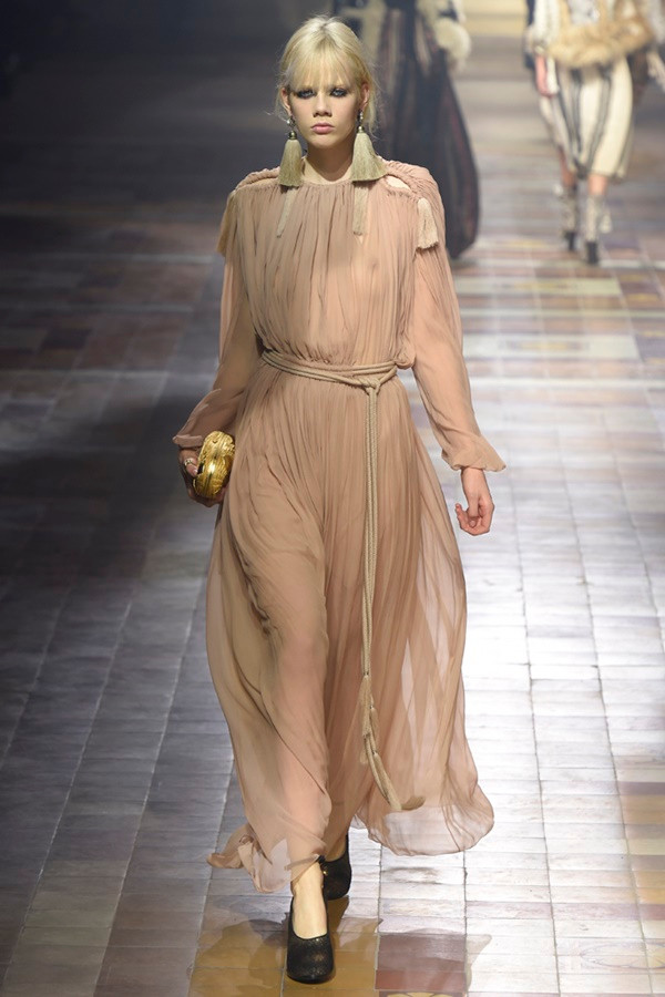 Những món phụ kiện rườm rà, nhiều lớp lên ngôi vào mùa Thu ảnh 13