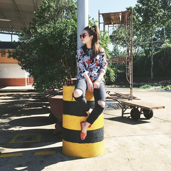 Denim tràn ngập phong cách đường phố của các mỹ nhân Việt ảnh 8