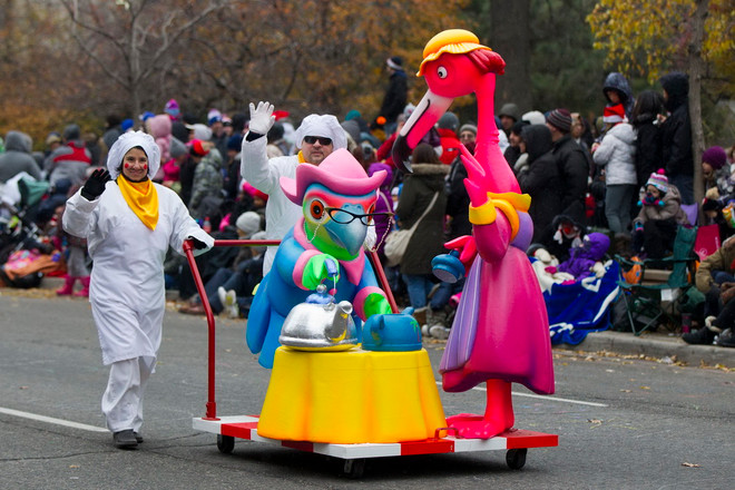 [Photo] Cuộc diễu hành thường niên của ông già Noel mừng Giáng sinh ảnh 3