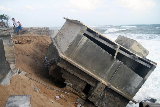Phú Yên: Triều cường lại xuất hiện, 30m kè chắn sóng bị sập ảnh 1