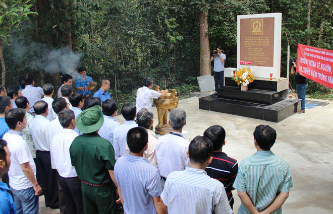 Các cựu chiến binh thắp hương tưởng niệm các anh hùng liệt sỹ Thông tấn xã Giải phóng. (Ảnh: Lê Đức Hoảnh/TTXVN) Hội Cựu chiến binh TTXVN phía Nam tổ chức chương trình về nguồn ảnh 1