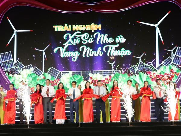 Phó Thủ tướng Vũ Đức Đam cùng các đại biểu cắt băng khai mạc lễ hội. (Ảnh: Công Thử/TTXVN) Phó Thủ tướng Vũ Đức Đam dự khai mạc lễ hội Nho và Vang Ninh Thuận ảnh 1