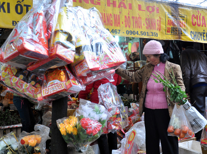 Nhộn nhịp thị trường hàng chuẩn bị cho lễ tiễn Táo quân ảnh 1
