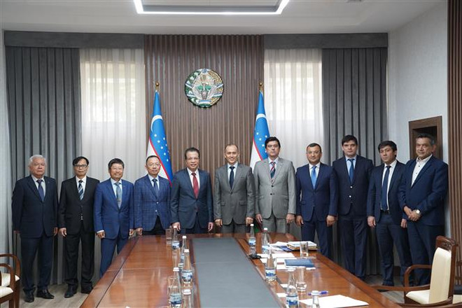 Đại sứ Đặng Minh Khôi và đoàn công tác chụp ảnh lưu niệm tại Bộ Giao thông Uzbekistan. (Ảnh: Duy Trinh/TTXVN) Việt Nam, Uzbekistan quyết tâm thúc đẩy quan hệ hợp tác song phương ảnh 2