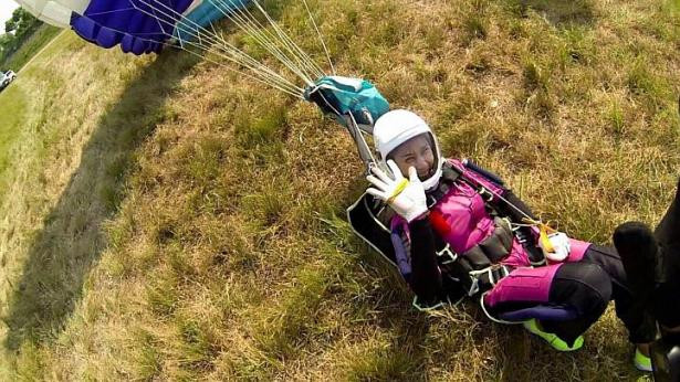 Diễn viên người Hàn Quốc Jung In Ah tử vong khi chơi nhảy dù ảnh 1