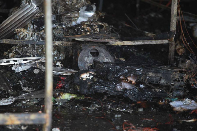 Hà Nội: Cháy xưởng bánh kẹo, nhiều người còn mắc kẹt bên trong ảnh 2