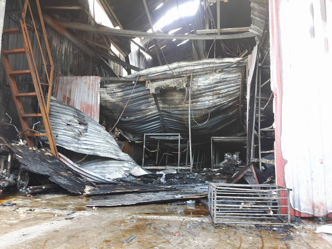 Hà Nội: Cháy xưởng bánh kẹo, nhiều người còn mắc kẹt bên trong ảnh 1