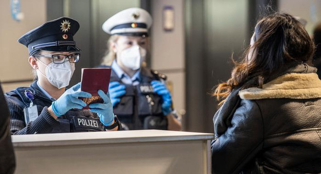 EU vẫn cần hạn chế nhập cảnh cho đến khi rõ hơn về Omicron ảnh 1