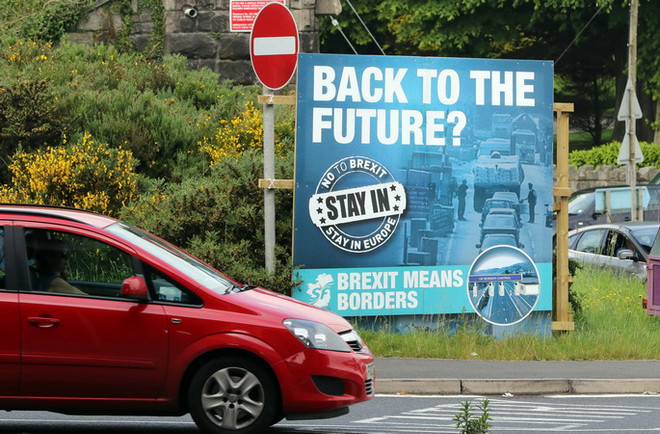 Logo kêu gọi cử tri bỏ phiếu ở lại EU tại khu vực ngoại ô Newry, Bắc Ireland. (Nguồn: AFP/TTXVN) Các chính trị gia Anh tranh cãi nảy lửa về đi hay ở lại EU ảnh 1