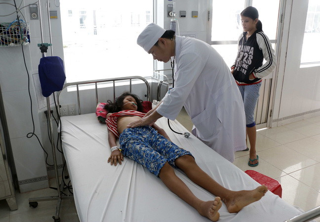 Bệnh nhân Cao Kim Diệu đang được theo dõi sức khỏe tại Khoa Nhi, Bệnh viện đa khoa Bạc Liêu. (Ảnh: Nguyễn Thanh Liêm/TTXVN) Ra đồng trống tắm mưa, một bé gái ở Bạc Liêu suýt mất mạng ảnh 1