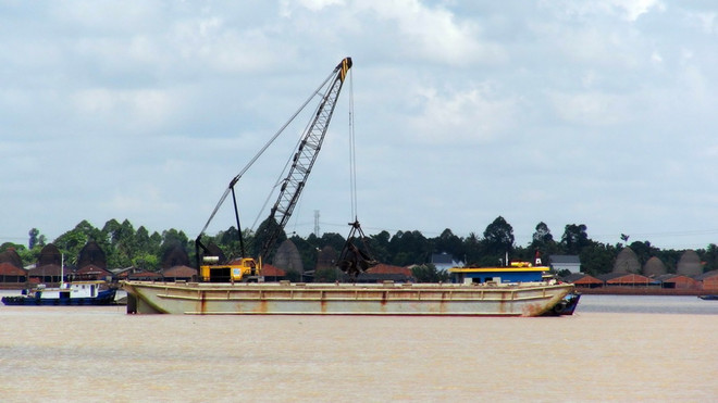 Chấn chỉnh tình trạng khai thác cát trái phép trên sông Hương ảnh 1