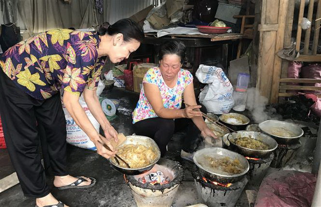 Làng nghề mứt gừng Mỹ Chánh nhộn nhịp vào vụ đón Tết Nguyên đán ảnh 2