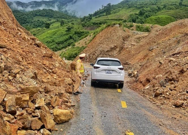 Các địa phương khẩn trương khắc phục thiệt hại do mưa lớn, sạt lở đất ảnh 3