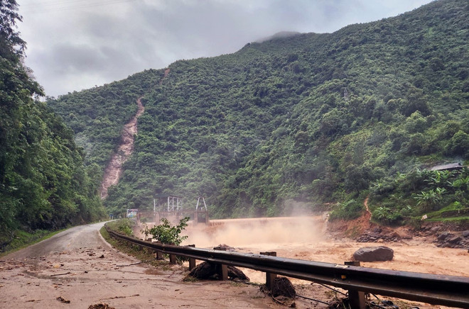 Yên Bái: Sạt lở đất làm 2 cháu nhỏ thiệt mạng, 1 người nghi mất tích ảnh 5