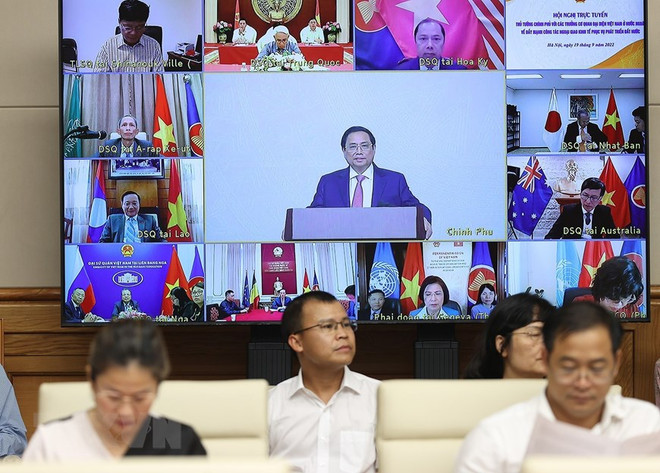 Thủ tướng Phạm Minh Chính phát biểu khai mạc hội nghị tại điểm cầu Chính phủ. (Ảnh: Dương Giang/TTXVN) Thủ tướng họp trực tuyến với đại sứ, trưởng đại diện ở nước ngoài ảnh 2