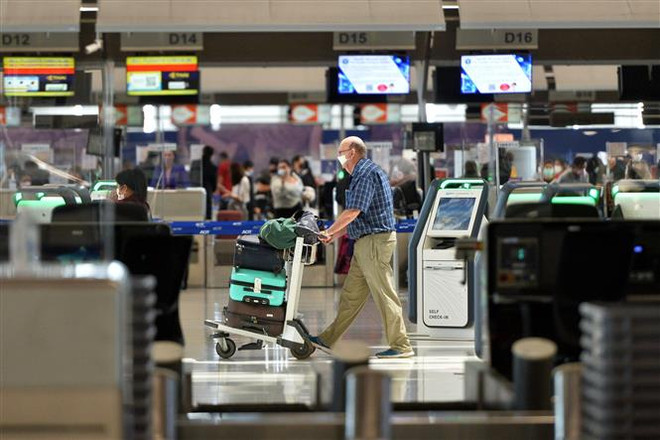 Hành khách tại sân bay quốc tế Suvarnabhumi ở Bangkok, Thái La. (Ảnh: THX/TTXVN) Thái Lan xem xét nới lỏng hơn nữa các hạn chế về nhập cảnh ảnh 1