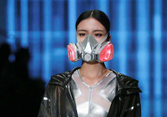 Người mẫu Trung Quốc đeo mặt nạ lên sàn diễn phản đối ô nhiễm ảnh 3