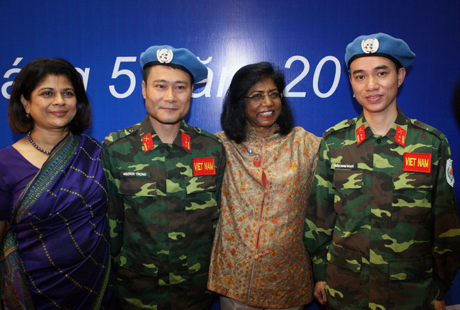 Phó Tổng Thư ký Liên hợp quốc Ameerah Haq (thứ hai từ phải sang) và hai sỹ quan Việt Nam tham gia nhiệm vụ gìn giữ hòa bình. (Ảnh: Trọng Đức/TTXVN) Việt Nam tích cực tham gia công cuộc kiến tạo, gìn giữ hòa bình ảnh 1