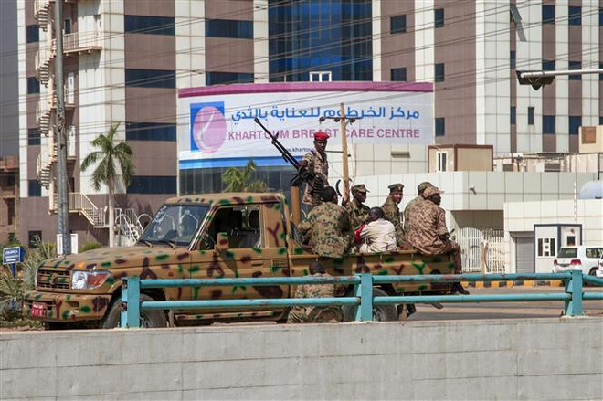 Lực lượng an ninh Sudan được triển khai tại Khartoum. (Ảnh: AFP/TTXVN) Quan chức Sudan tiết lộ các sáng kiến hòa giải sau vụ đảo chính ảnh 1