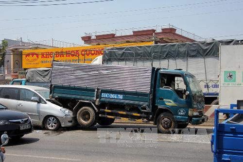 Tai nạn ôtô liên hoàn, Quốc lộ 1A ùn tắc nghiêm trọng ảnh 1