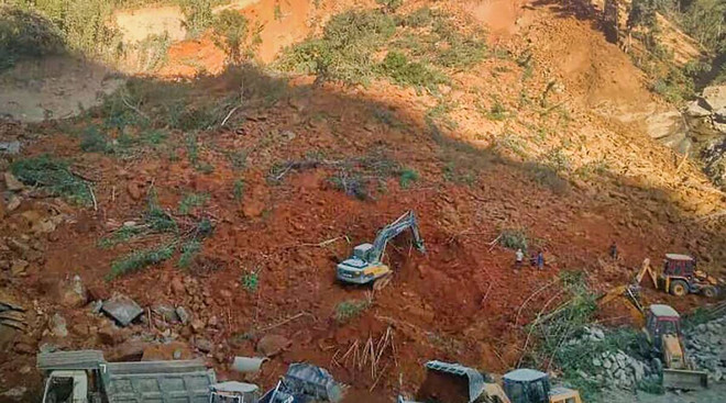 Sập mỏ đá tại Ấn Độ, ít nhất 15 công nhân nghi bị mắc kẹt ảnh 1