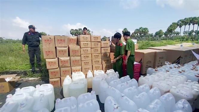 An Giang, Bình Phước bắt nhiều đối tượng vận chuyển hàng trái phép ảnh 1