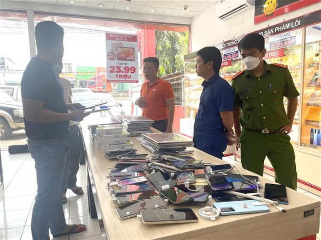 Bắt quả tang đối tượng trộm tài sản trị giá hơn 1 tỷ đồng tại FPT shop ảnh 1