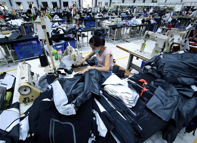 May gia công hàng quần áo xuất khẩu tại Công ty TNHH may Kydo Việt Nam tại khu Công nghiệp Phố nối A (Hưng Yên). (Ảnh: TTXVN) Việt Nam và Ấn Độ thúc đẩy hợp tác trong ngành dệt may ảnh 2