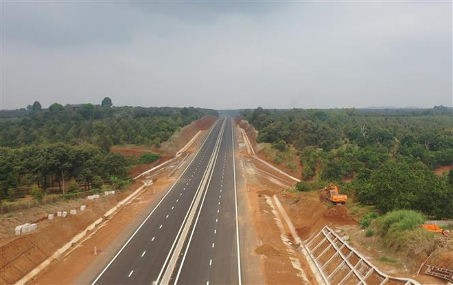 Cao tốc Phan Thiết - Dầu Giây. (Ảnh: Công Phong/TTXVN) Các chủ đầu tư đăng ký giải ngân hơn 5.200 tỷ đồng cho cao tốc Bắc-Nam ảnh 2