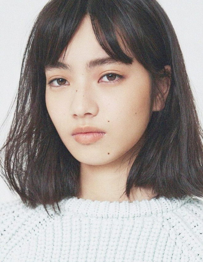 Xu hướng tóc mái rẽ ngôi giữa: Đơn giản mà duyên dáng ảnh 1