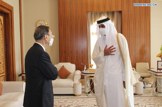 Quốc vương Qatar Sheikh Tamim bin Hamad Al Thani đã gặp nhà ngoại giao cấp cao của Trung Quốc Dương Khiết Trì. (Nguồn: Xinhua) Trung Quốc và Qatar cam kết tăng cường quan hệ đối tác chiến lược ảnh 1