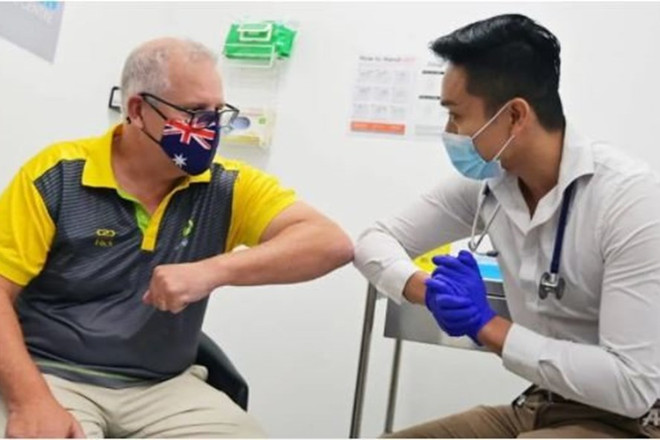 Thủ tướng Australia Scott Morrison (trái). (Nguồn: AFP) COVID-19: Australia bắt đầu tiêm chủng, Nhật Bản nhận lô vắcxin thứ 2 ảnh 1