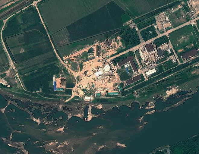 Hình ảnh vệ tinh chụp tổ hợp hạt nhân Yongbyon ở Triều Tiên. (Ảnh: AFP/TTXVN) Trang 38 độ Bắc: Nhà máy làm giàu urani Triều Tiên liên tục hoạt động ảnh 1