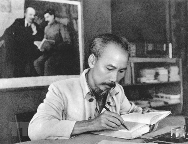 Bác Hồ trong phòng làm việc của Người tại căn cứ địa Việt Bắc năm 1951.( Ảnh: Tư liệu/TTXVN) Học giả Canada quan tâm tư tưởng chống phân biệt chủng tộc của Bác Hồ ảnh 2