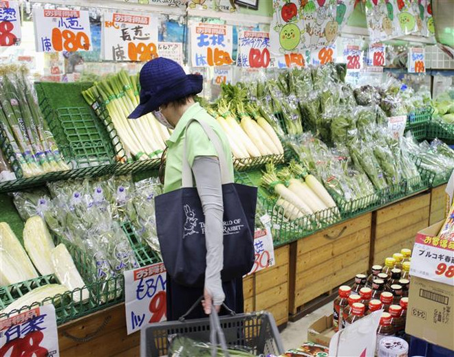 Người dân mua thực phẩm trong siêu thị tại Tokyo, Nhật Bản. (Ảnh: Kyodo/TTXVN) Chính phủ Nhật Bản cân nhắc gói biện pháp bổ sung đối phó lạm phát ảnh 1