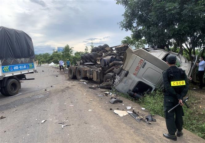 Đang bảo vệ hiện trường tai nạn, một cán bộ công an bị xe máy đâm ảnh 1