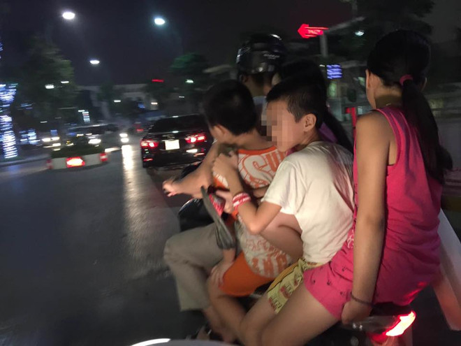 Rùng mình xe máy “tăng bo” 5 cháu bé đầu trần trên phố ảnh 1