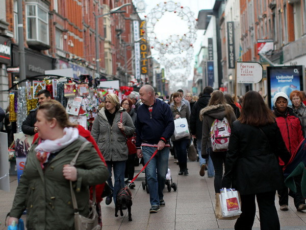 Người dân đi mua sắm tại một phố trung tâm thủ đô Dublin ngày 11/12. (Ảnh: AFP/TTXVN) Moody's đánh giá tích cực về triển vọng kinh tế Ireland ảnh 1