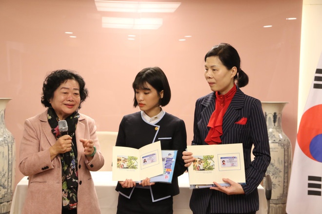 Nguyên Phó Chủ tịch nước Trương Mỹ Hoa thăm sứ quán Việt Nam tại Seoul ảnh 2