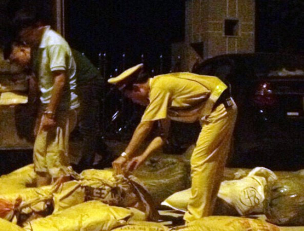 Hà Nội: Xe tải chở hàng lậu bị cảnh sát giao thông bắt giữ ảnh 1