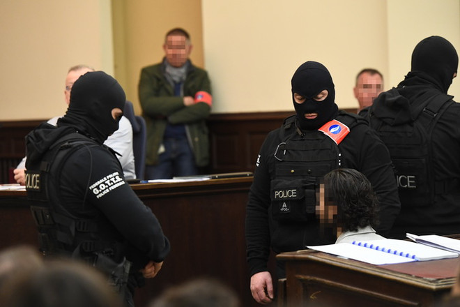 Đối tượng Salah Abdeslam (phải) tại phiên tòa ở Brussels, Bỉ ngày 5/2. (Nguồn: AFP/TTXVN) Tòa án Bỉ ấn định ngày tuyên án nghi phạm tấn công khủng bố ở Paris ảnh 1