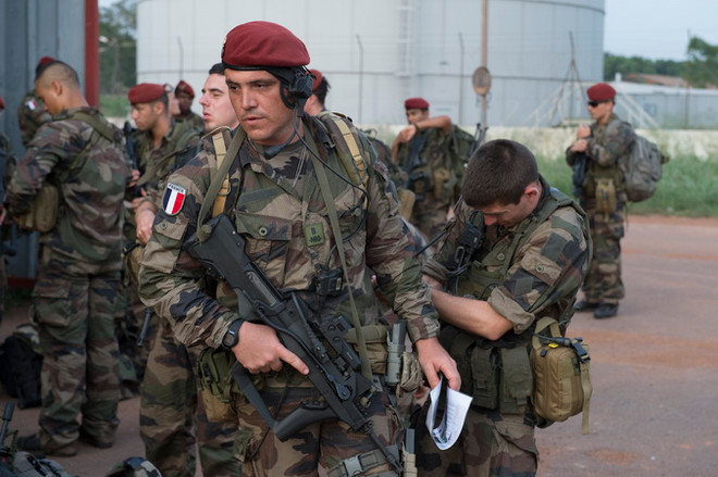 Pháp: Một người lao xe ôtô vào binh lính đang chạy bộ gần doanh trại ảnh 1