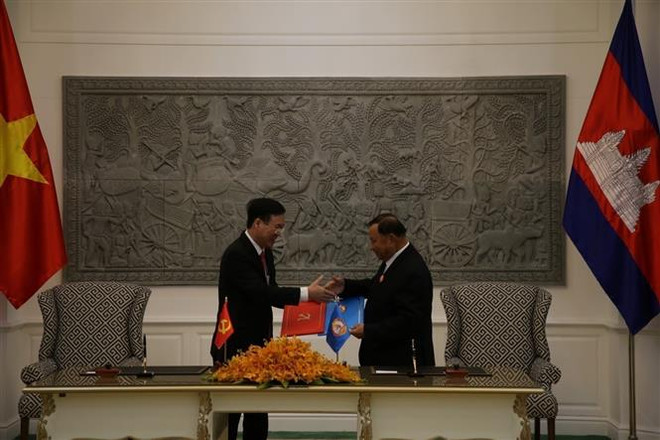 Thường trực Ban Bí thư Võ Văn Thưởng và Phó chủ tịch CPP Say Chhum ký Thỏa thuận trao đổi đoàn giữa Đảng Cộng sản Việt Nam và Đảng Nhân dân Campuchia giai đoạn 2022-2024. (Ảnh: Vũ Hùng/TTXVN) Thường trực Ban Bí thư Võ Văn Thưởng thăm chính thức Campuchia ảnh 2