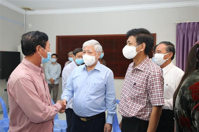 Ông Đỗ Văn Chiến thăm hỏi bà con gốc Việt tại trụ sở Hội Khmer-Việt Nam. (Ảnh: Huỳnh Thảo/TTXVN) Tiếp tục thúc đẩy quan hệ hợp tác, hữu nghị Việt Nam-Campuchia ảnh 4