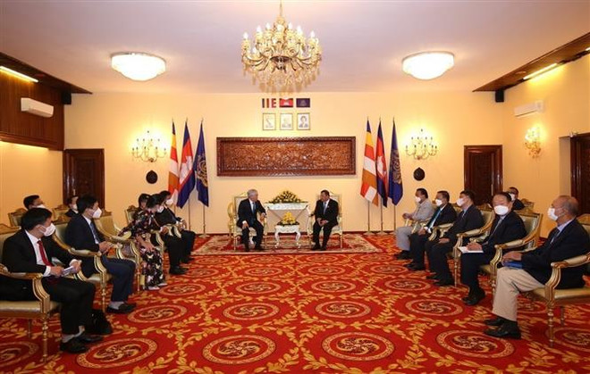 Chủ tịch Ủy ban Trung ương Mặt trận Tổ quốc Việt Nam Đỗ Văn Chiến chào xã giao Chủ tịch Thượng viện Say Chhum. (Ảnh: Vũ Hùng/TTXVN) Tiếp tục thúc đẩy quan hệ hợp tác, hữu nghị Việt Nam-Campuchia ảnh 2