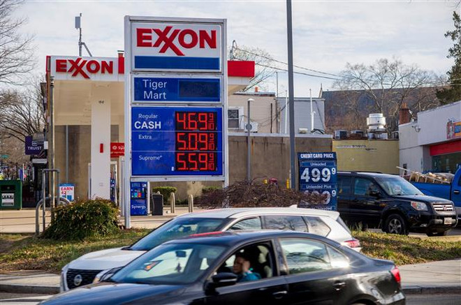 Giá xăng dầu được niêm yết tại trạm xăng ở Washington, DC, Mỹ. (Ảnh: AFP/TTXVN) Giá dầu trên thị trường thế giới tăng mạnh trong cả tuần ảnh 1