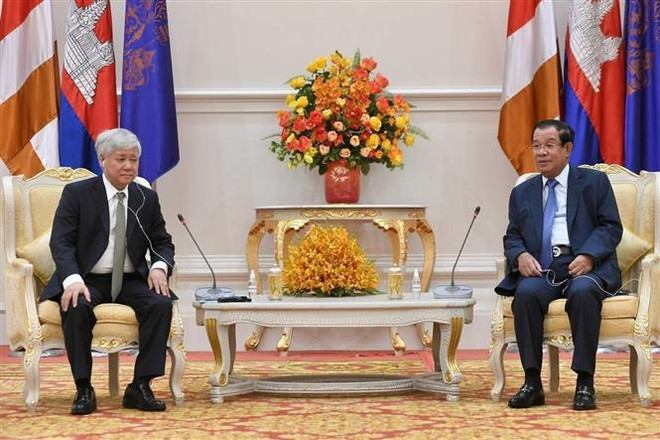Thủ tướng Campuchia Samdech Techo Hun Sen tiếp thân mật Chủ tịch Ủy ban Trung ương Mặt trận Tổ quốc Việt Nam Đỗ Văn Chiến tại Cung Hòa Bình ở Thủ đô Phnom Penh, sáng 29/7. (Ảnh: Huỳnh Thảo/TTXVN) Tiếp tục thúc đẩy quan hệ hợp tác, hữu nghị Việt Nam-Campuchia ảnh 1