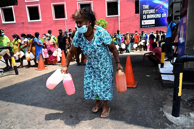 Người dân xếp hàng mua xăng dầu tại một trạm xăng ở Colombo, Sri Lanka. (Ảnh: AFP/TTXVN) Tổng thống Ấn Độ cam kết hỗ trợ Sri Lanka vượt qua khủng hoảng kinh tế ảnh 1